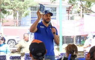 Recorre Anuar Azar calles entregando apoyos a familias de Atizapán