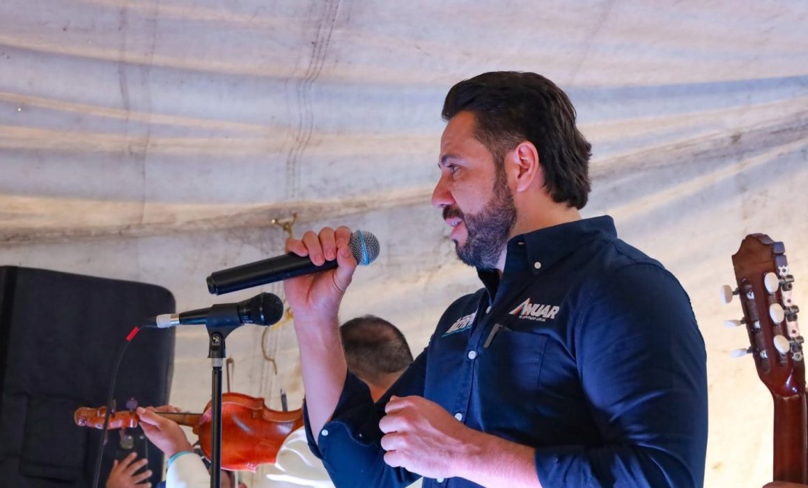 Refrenda Anuar Azar su compromiso con las familias de Atizapán