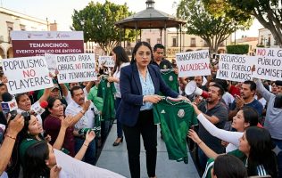 Regala playeras de México alcaldesa de Tenancingo en plena polémica 