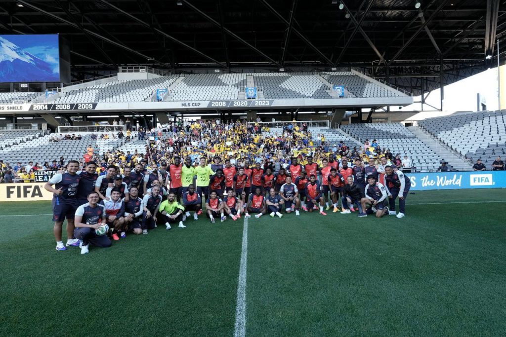 Foto: Hincapie y Pacho : @SbastienMlires1 Equipo completo: @LaTri