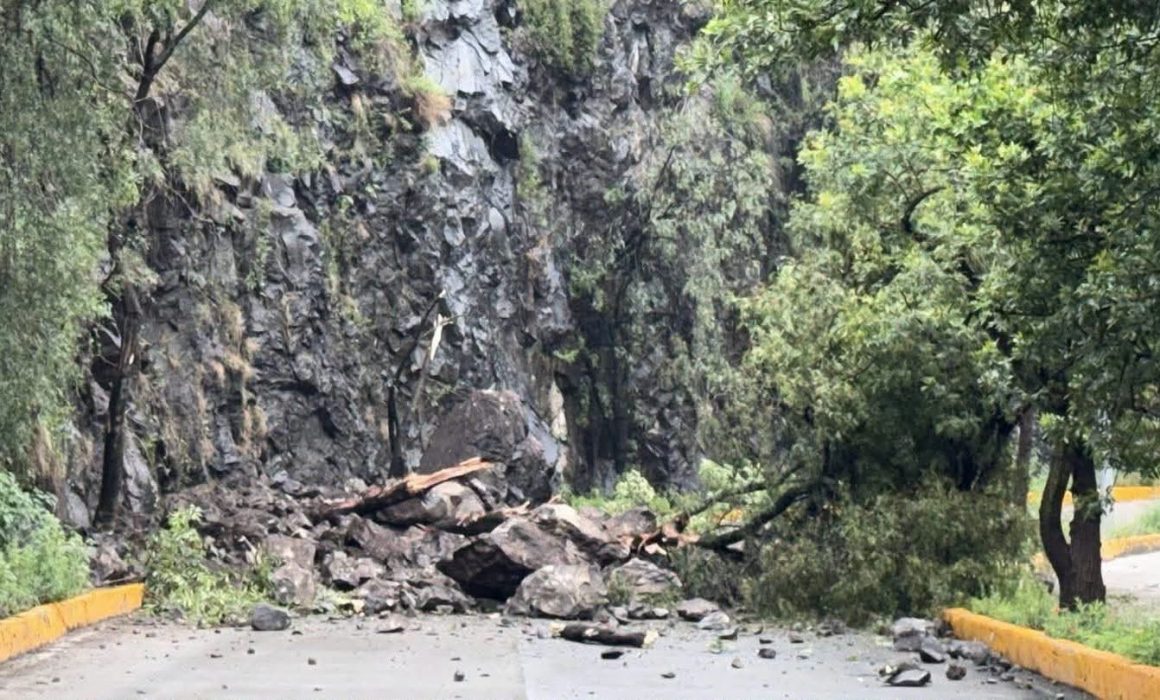 Reportan deslave en Atizapán tras lluvia; hay cierre en Bellavista