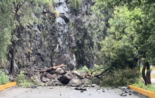 Reportan deslave en Atizapán tras lluvia; hay cierre en Bellavista