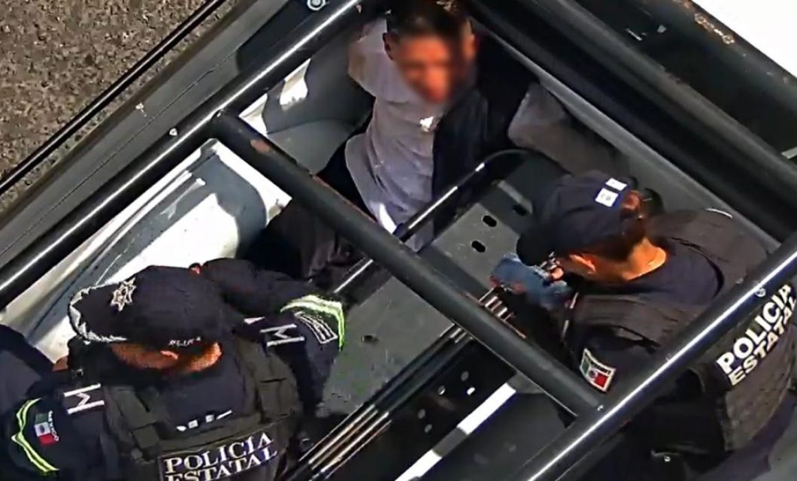 Rescatan policías a presunto ladrón de ser linchado en Naucalpan