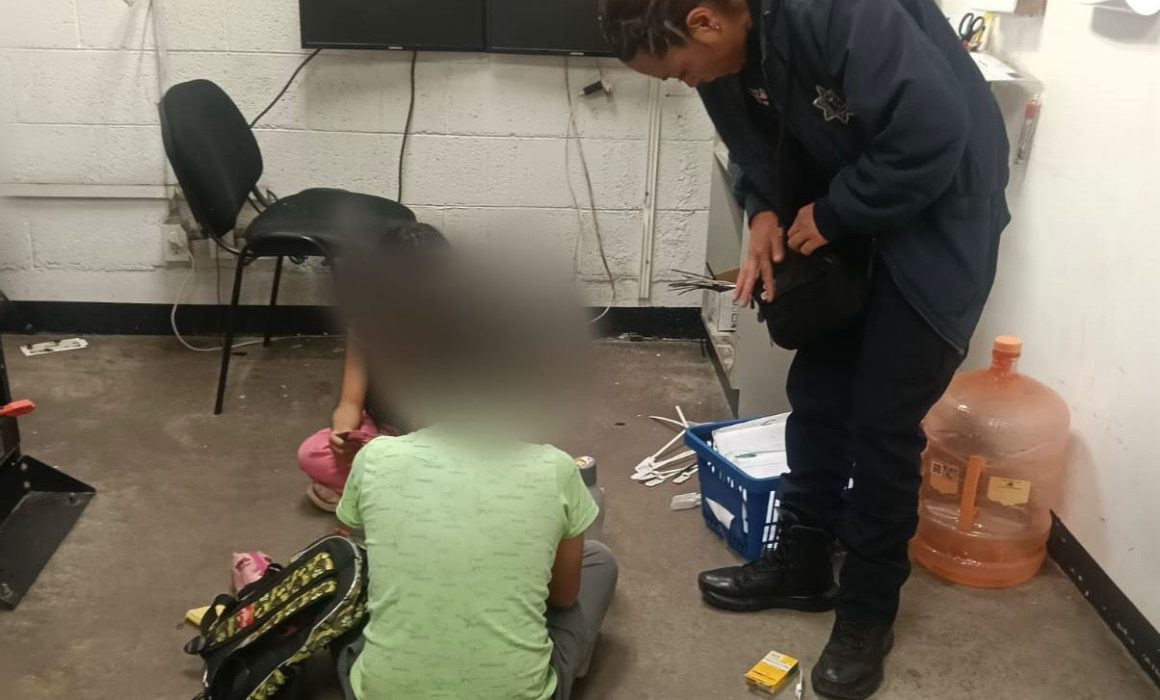 Resguardan en Ecatepec a 2 menores localizados en tienda