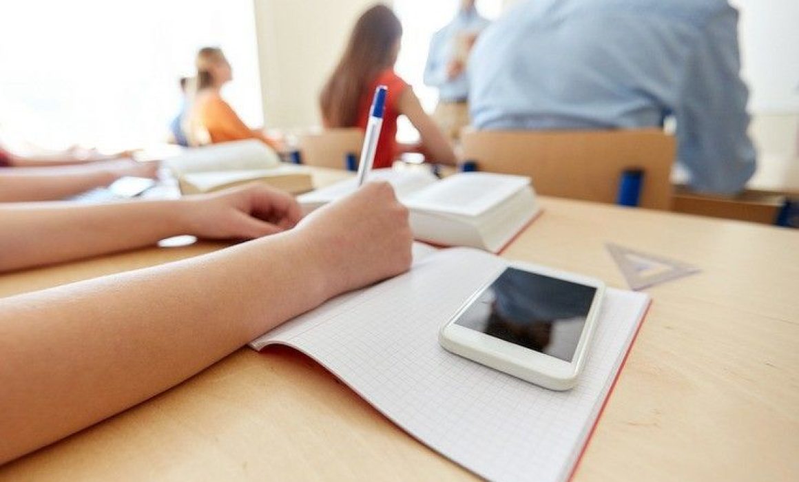 Restringen uso de celulares en escuelas de 11 estados del país