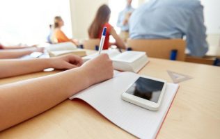 Restringen uso de celulares en escuelas de 11 estados del país