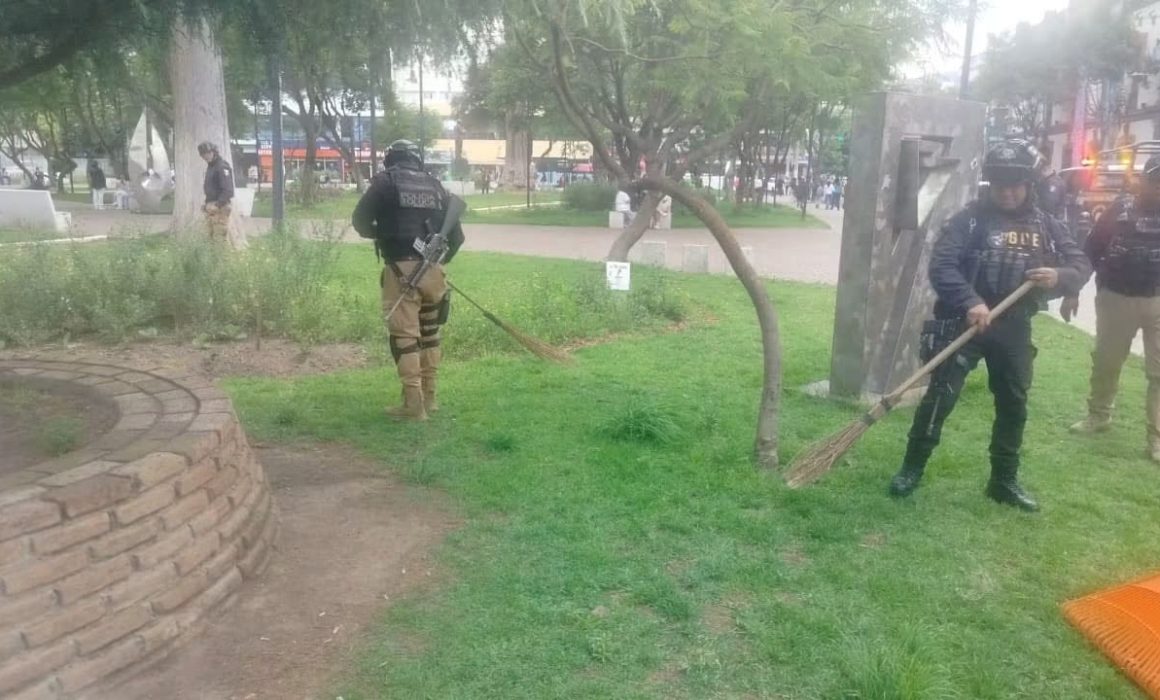 Roban a cuentahabiente en Toluca mientras policías podaban el pasto