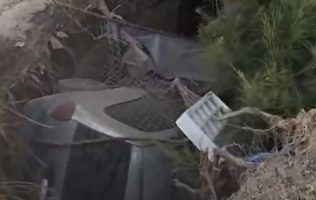 Se abre socavón y se traga camioneta en Ecatepec tras lluvias