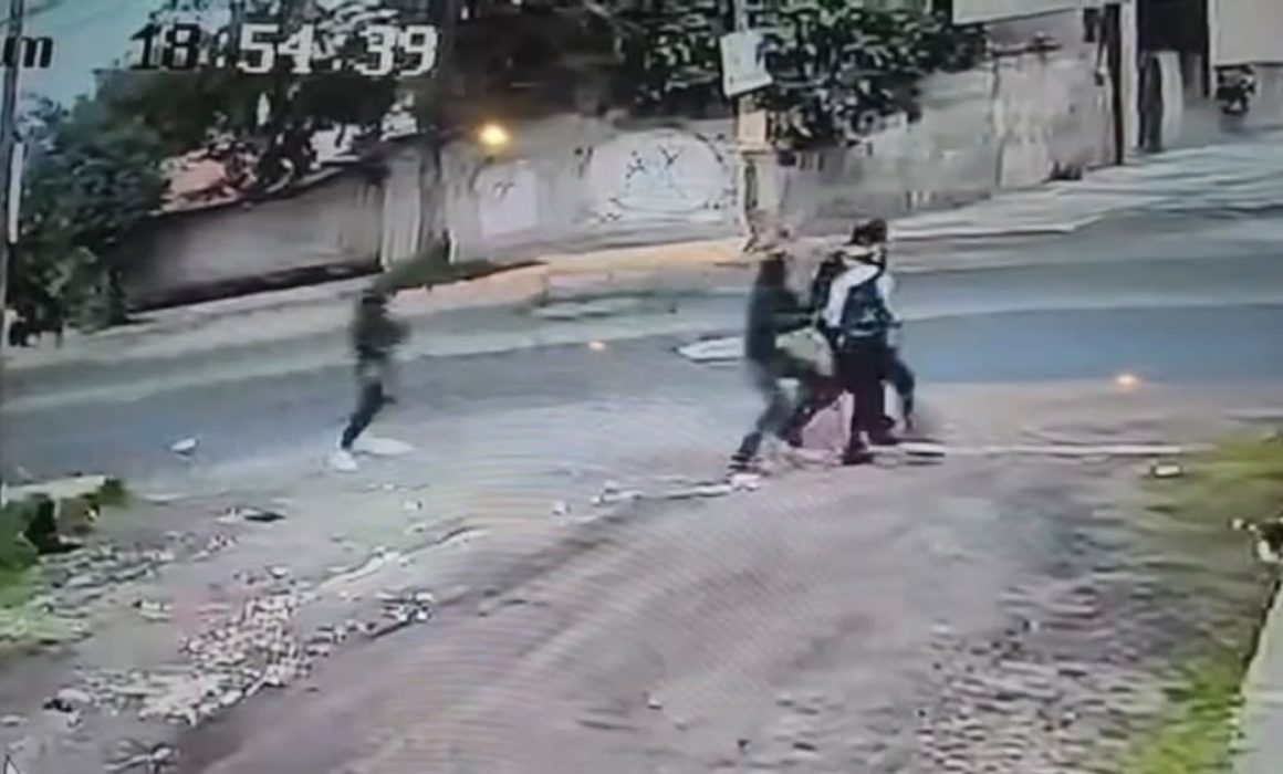 Sigue la violencia en Toluca; captan asalto a estudiantes en Capultitlán