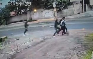 Sigue la violencia en Toluca; captan asalto a estudiantes en Capultitlán