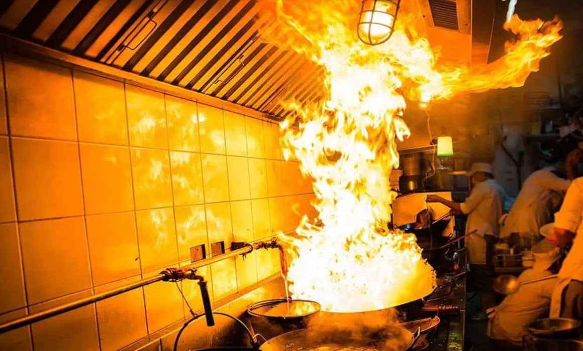 Sufren quemaduras tras incendio en puesto de comida en Cuatro Caminos