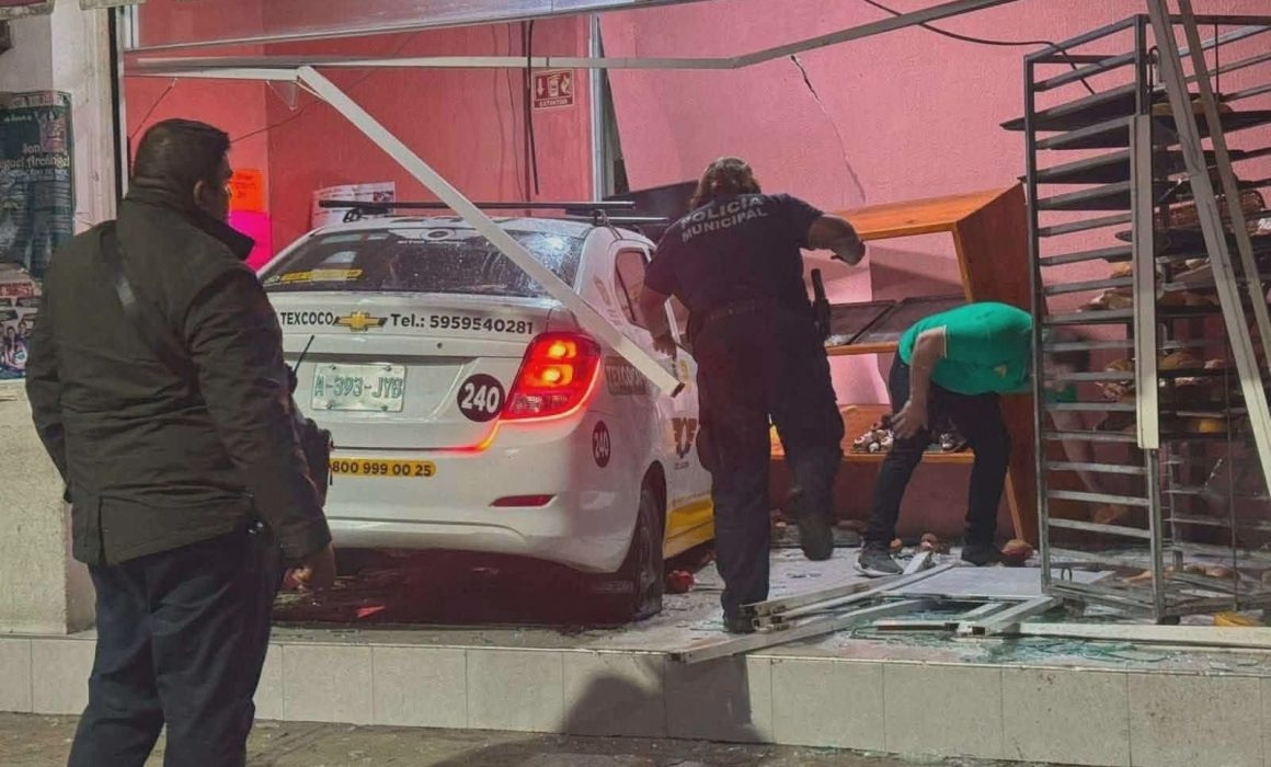 Termina taxi de Texcoco dentro de expendio de pan en Chiconcuac