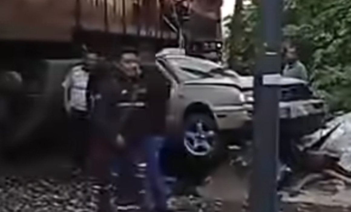 Tren impacta automóvil que intentó ganarle el paso en Ecatepec 1