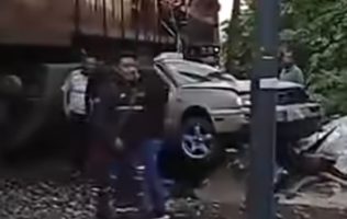 Tren impacta automóvil que intentó ganarle el paso en Ecatepec 1