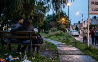 Usan toluqueños parques como moteles improvisados; vecinos denuncian
