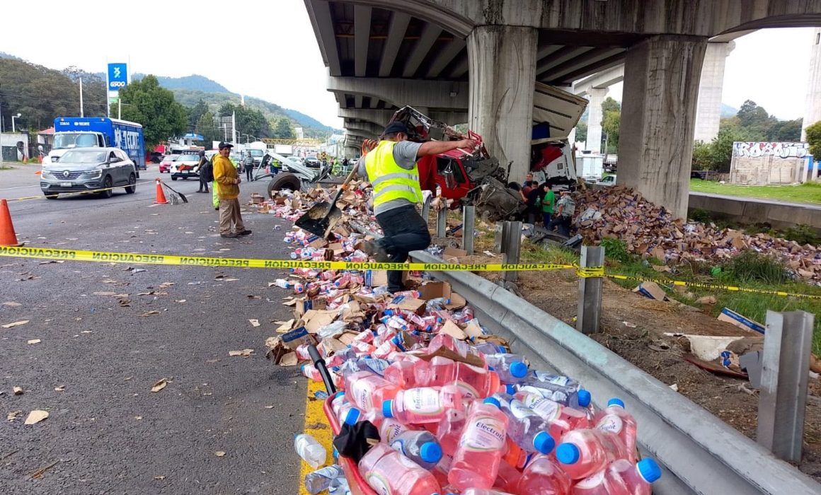Vuelca camión con cajas de Electrolitos y roban mercancía en Méx-Toluca