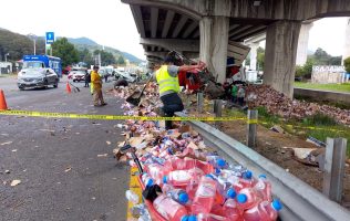 Vuelca camión con cajas de Electrolitos y roban mercancía en Méx-Toluca