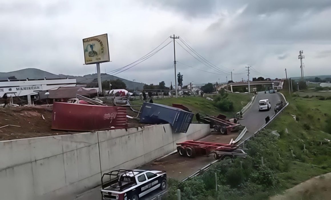 Vuelca tráiler en la Curva del Diablo; deja un muerto y un herido grave