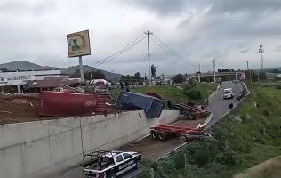 Vuelca tráiler en la Curva del Diablo; deja un muerto y un herido grave