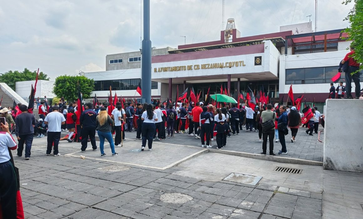 engaños de Adolfo Cerqueda hartan a estudiantes