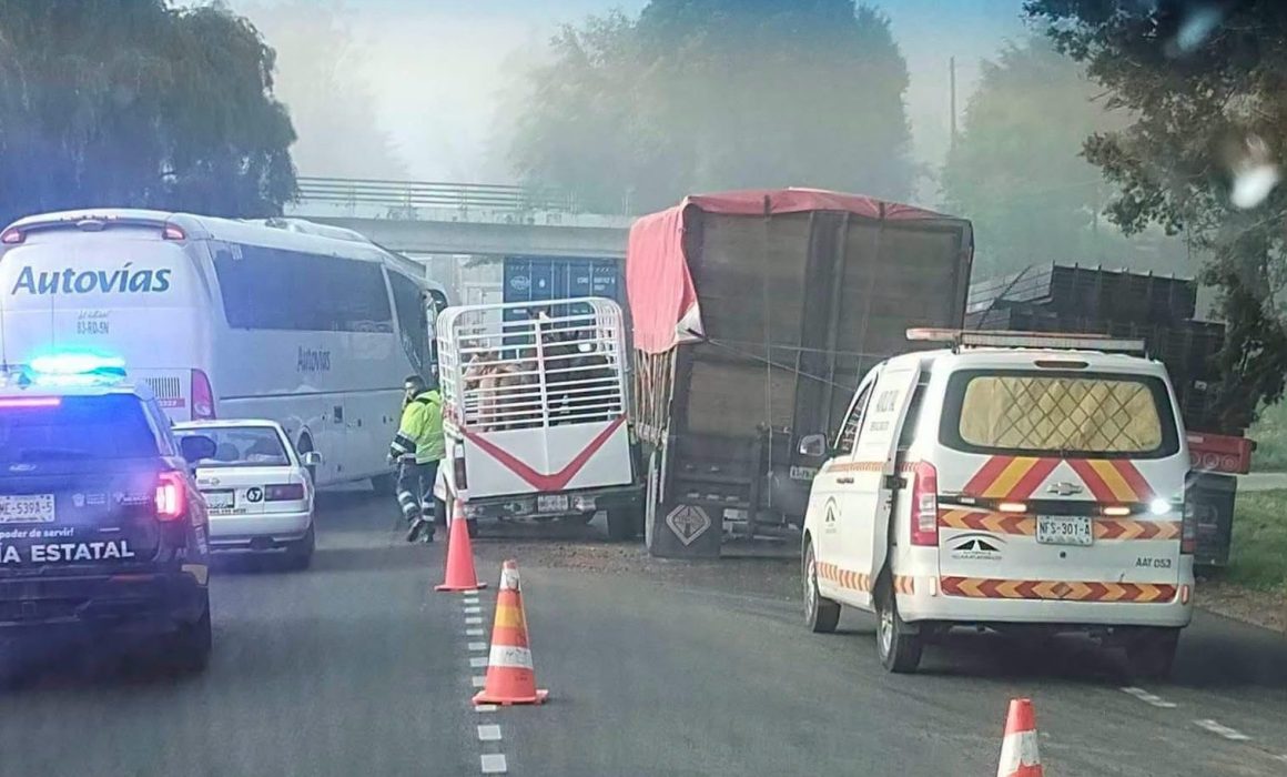 Accidente múltiple colapsa la circulación en la Toluca-Atlacomulco
