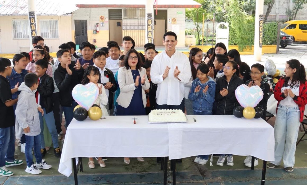 Acompaña Paco Mercado fin de cursos en primaria de Tlalnepantla