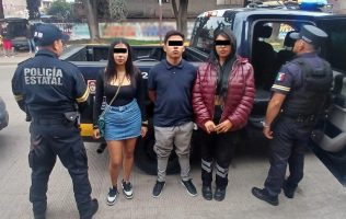 Acusan a trío de comprar camioneta con pago sin fondos; 2 son mujeres