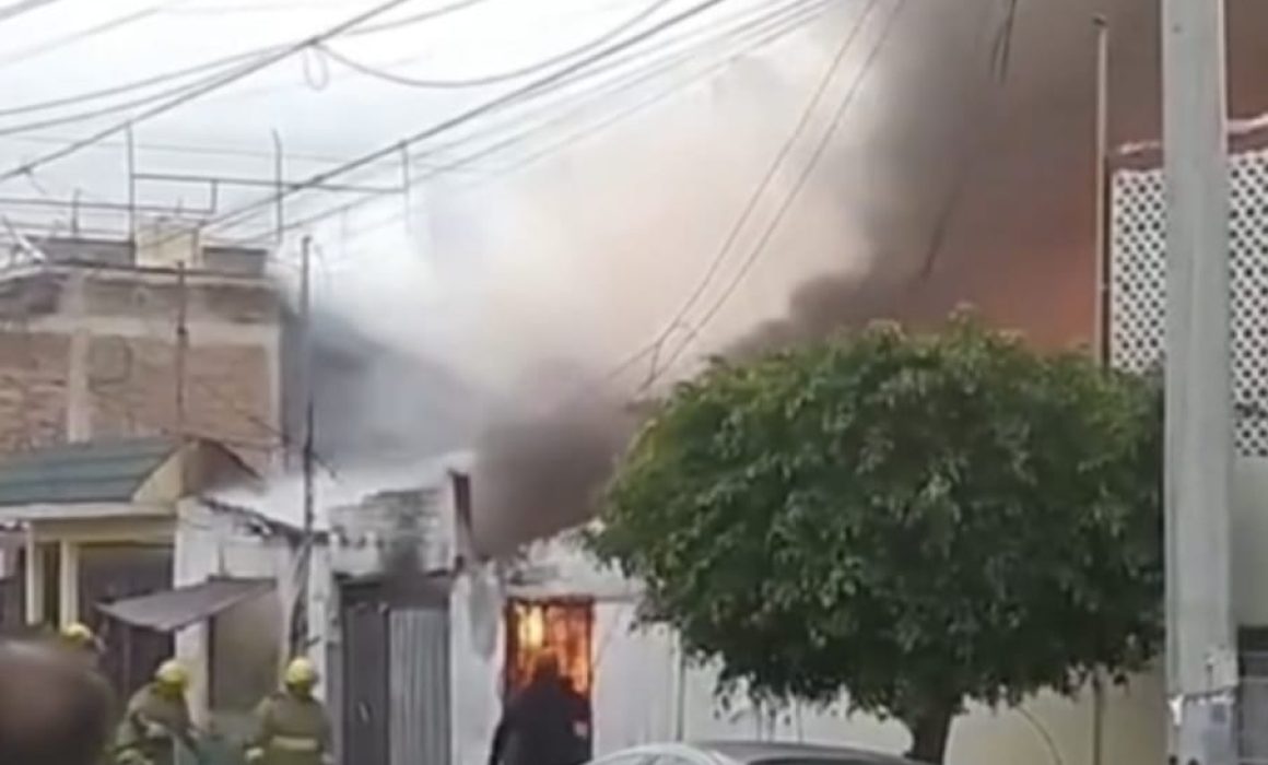 Arrasa fuego con depósito de autopartes en Los Reyes La Paz