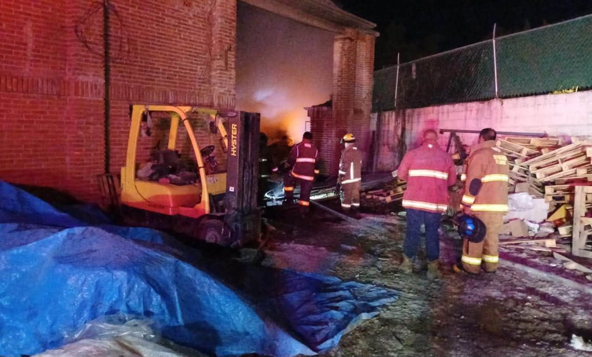 Arrasa incendio fábrica en Teotihuacán; bomberos aún laboran en la zona
