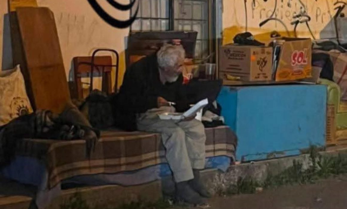 Ayudan vecinos a adulto mayor tras ser desalojado en Tlalmanalco