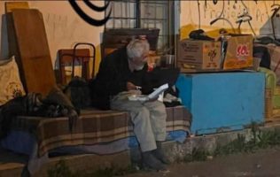 Ayudan vecinos a adulto mayor tras ser desalojado en Tlalmanalco