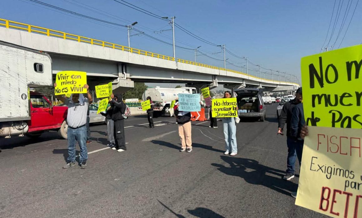 Bloquean autopista México-Puebla, pide justicia por joven asesinado