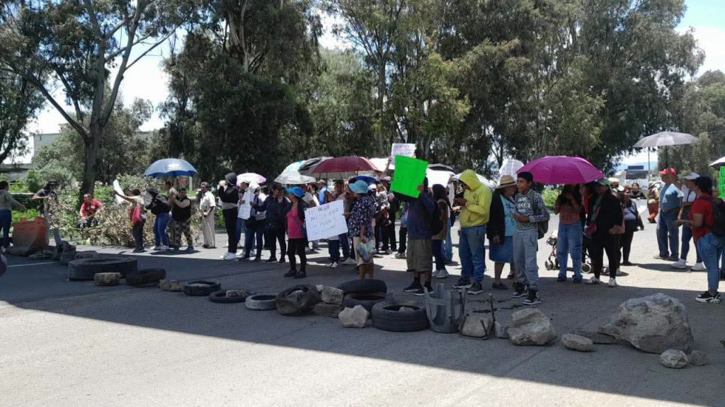 Bloquean carretera Lechería-Texcoco por falta de agua en Tezoyuca ...