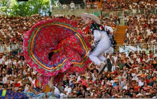 Cautiva Primer Lunes del Cerro 2026 el corazón de 11 mil asistentes