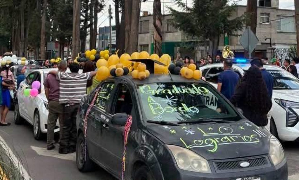 Celebran toluqueños graduaciones en Colón y generan caos vial