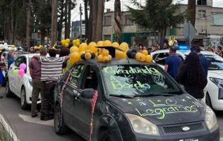 Celebran toluqueños graduaciones en Colón y generan caos vial