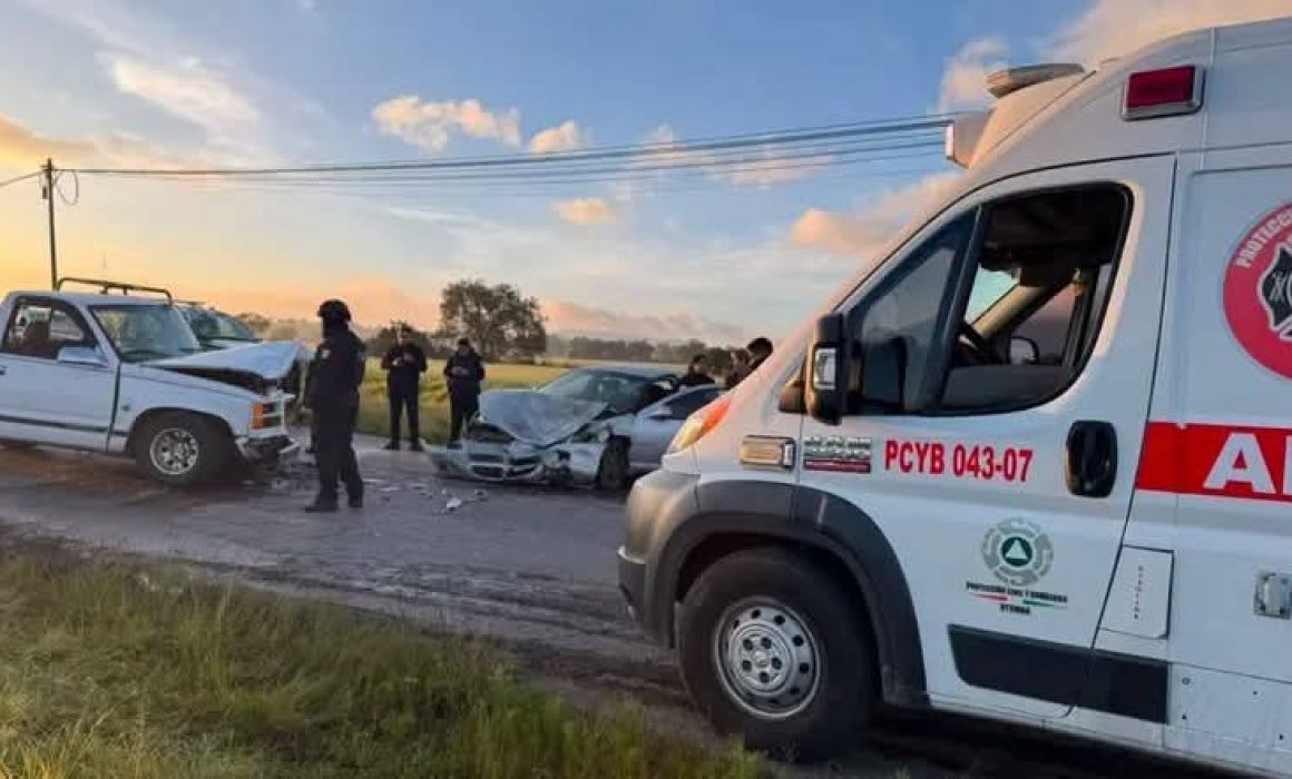Choca automóvil contra camioneta en carretera Otumba-Ciudad Sahagún