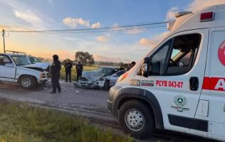 Choca automóvil contra camioneta en carretera Otumba-Ciudad Sahagún