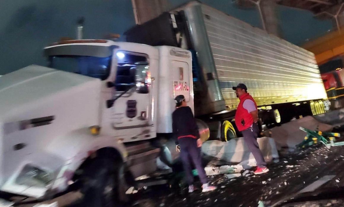 Choca tráiler en muro de la México-Puebla; causa tránsito lento