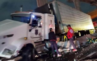 Choca tráiler en muro de la México-Puebla; causa tránsito lento