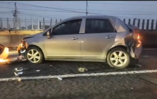 Choque y volcadura colapsan la México-Pachuca en Ecatepec