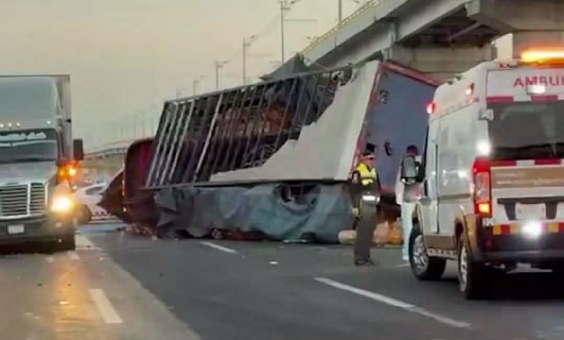 Colapsa tránsito por volcadura de camión en la autopista México-Puebla