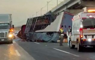 Colapsa tránsito por volcadura de camión en la autopista México-Puebla