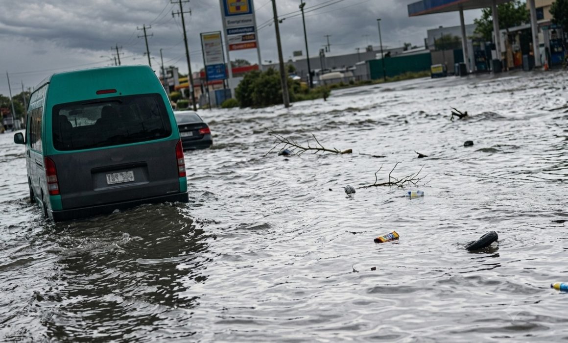 Colapsan lluvias la México-Texcoco con inundaciones en Los Reyes La Paz