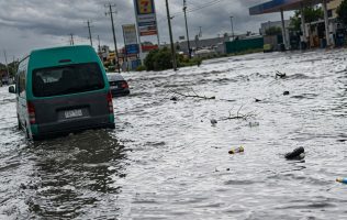 Colapsan lluvias la México-Texcoco con inundaciones en Los Reyes La Paz