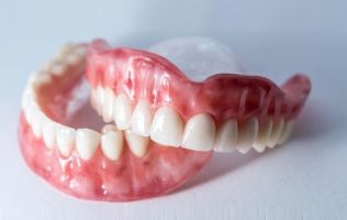 Conoce las prótesis dentales de bajo costo que ofrece Anuar Azar
