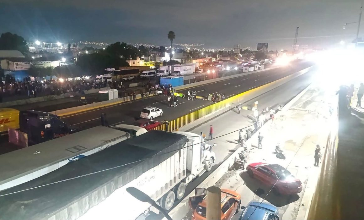 Cumple más de cinco horas bloqueo en la México-Puebla