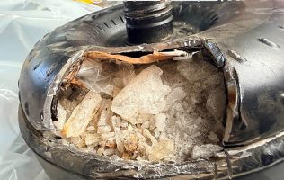Decomisan en Aeropuerto de Toluca tres kilos de metanfetamina