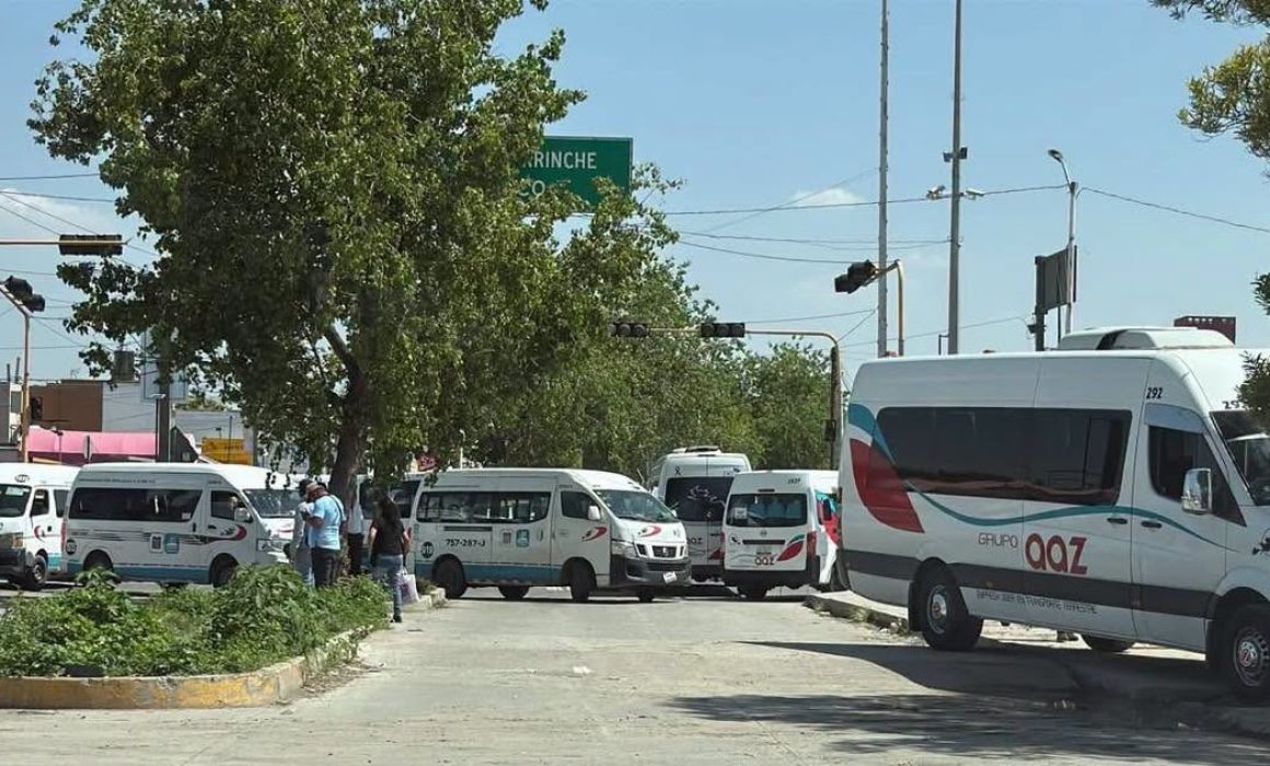 Dejan varados a pasajeros de Zumpango por pleito entre rutas