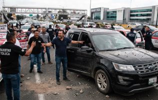 Denuncian agresión a familia durante protesta de taxistas en Toluca